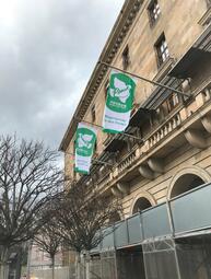 Vergrößerte Ansicht von Die Mayors for Peace-Flaggen wehen am Rathaus