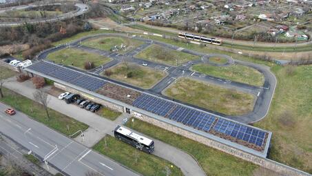 Vergrößerte Ansicht von Die Photovoltaikanlage auf dem Flachdach der Jugendverkehrsschule.