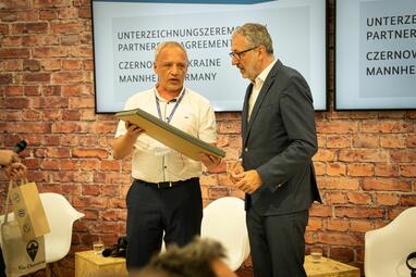 Vergrößerte Ansicht von Unterzeichnung des Partnerschaftsvertrags mit Czernowitz (02)