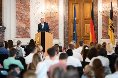 Vergrößerte Ansicht von Oberbürgermeister Dr. Peter Kurz bei seiner Rede anlässlich der 22. Einbürgerungsfeier der Stadt Mannheim