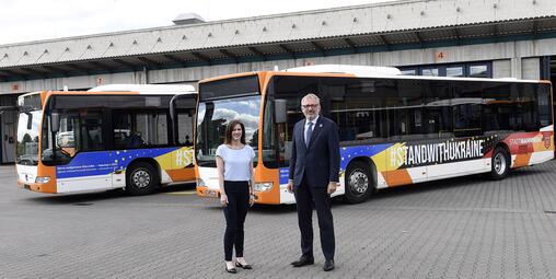 Vergrößerte Ansicht von Oberbürgermeister Dr. Peter Kurz sowie Stefanie Miller vom Fachbereich Internationales, Europa und Protokoll vor der Abfahrt der Busse nach Czernowitz