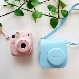 Vergrößerte Ansicht von Polaroid-Kamera, Pink mit blauer Tasche