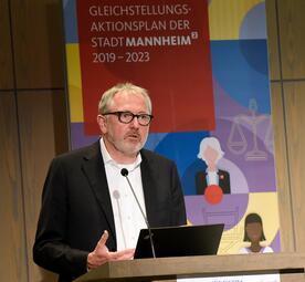 Vergrößerte Ansicht von Oberbürgermeister Dr. Peter Kurz bei seiner Rede zu &quot;Ein Jahr Gleichstellungsaktionsplan der Stadt Mannheim&quot;