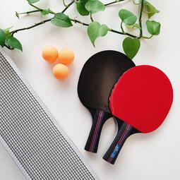 Vergrößerte Ansicht von Tischtennis-Set, roter und schwarzer Schläger mit Netz
