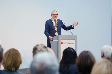 Vergrößerte Ansicht von Oberbürgermeister Dr. Peter Kurz bei seiner Rede im Rahmen des Festakts zum Schillerpreis 2022