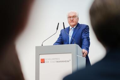 Vergrößerte Ansicht von Bundespräsident Frank-Walter Steinmeier bei seiner Laudatio im Rahmen des Festakts zum Schillerpreis 2022 der Stadt Mannheim