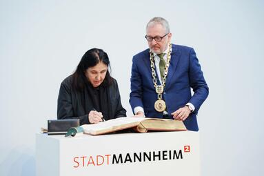 Vergrößerte Ansicht von Schillerpreisträgerin Emine Sevgi Özdamar beim Eintrag ins Goldene Buch der Stadt Mannheim