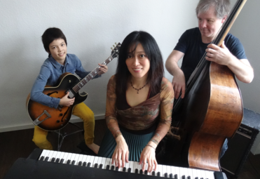 Vergrößerte Ansicht von Sachie Matsushita (Piano) zusammen mit Fumiya Matsushita (Gitarre) und Markus Krämer (Kontrabass)
