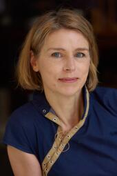 Vergrößerte Ansicht von Portraitfoto der Theaterautorin Katja Hensel, eine der drei Nominierten
