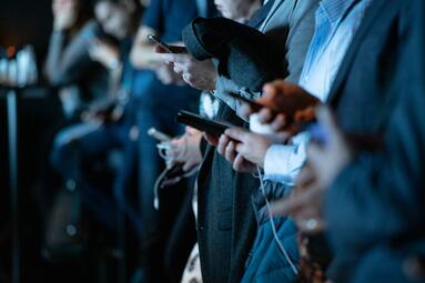 Vergrößerte Ansicht von Personen mit Smartphones in den Händen