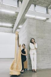 Vergrößerte Ansicht von Bild von Laura Volk und Fabienne Partsch an der Harfe