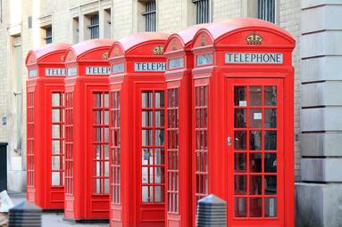 Vergrößerte Ansicht von Bild von fünf britischen Telefonzellen