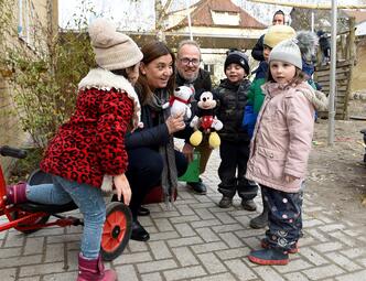 Vergrößerte Ansicht von Staatssekretärin Deligöz und Grunert mit Kindern
