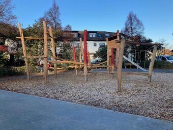 Vergrößerte Ansicht von Der Kinderspielplatz in der Siegfriedstraße in Neckarau wurde 2020 umgestaltet. Den Kindern steht jetzt wieder ein breites Angebot zum Rutschen, Klettern, Schaukeln und Spielen zur Verfügung.