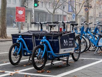 Vergrößerte Ansicht von Seit 2020 kann man an zwei VRNnextbike-Stationen in der Innenstadt auch Lastenräder ausleihen.