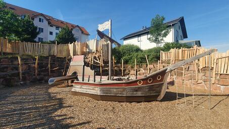 Vergrößerte Ansicht von Der Kinderspielplatz „Piratenschiff“ in der Maria-Rigel-Straße in Sandhofen wurde 2019 sicherer gemacht und dabei aufgewertet.