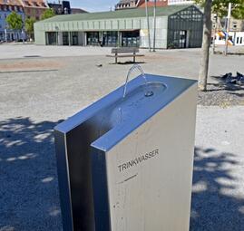 Vergrößerte Ansicht von An heißen Tagen sorgt seit 2022 ein Trinkwasserbrunnen auf dem Alten Meßplatz nahe der Straßenbahnhaltestellen für die notwendige Erfrischung.
