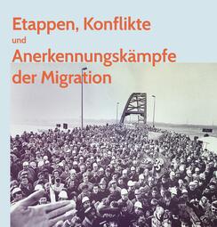 Vergrößerte Ansicht von Foto einer Demonstration von Arbeitern. Darüber steht: &quot;Etappen, Konflikte und Anerkennungskämpfe der Migration&quot;.