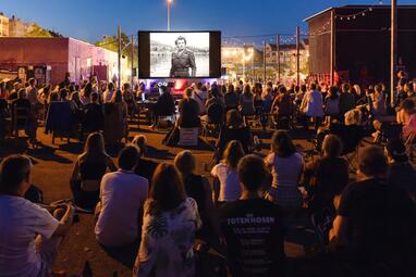 Vergrößerte Ansicht von Das kostenfreie Mini-Festival „Mannheim Kinokult Open-Air“ fand 2022 zum vierten mal auf der Aktionsfläche ALTER auf dem Alten Messplatz statt.