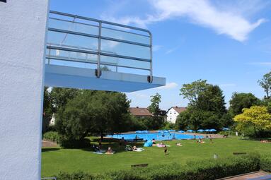 Vergrößerte Ansicht von Das Carl-Benz-Bad bietet eine Liegewiese, ein Schwimmer- und Nichtschwimmerbecken mit einer kleinen Wasserrutsche, ein Planschbecken, eine Sprunganlage bis zehn Meter, Spielmöglichkeiten für Volleyball und Tischtennis, einen Kindersandspielplatz und einen Kiosk.