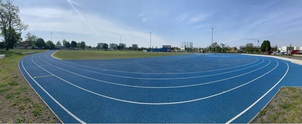 Vergrößerte Ansicht von Die leuchtend blaue 400 m-Kunststoffbahn in der Franklin-Sportanlage hat Wettkampfqualität.