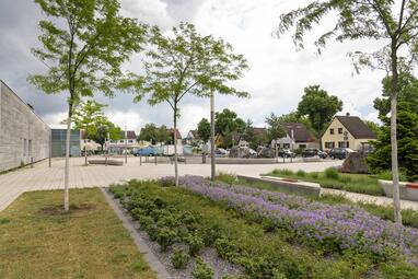 Vergrößerte Ansicht von Der Lena-Maurer-Platz wurde neu gestaltet und 2018 als Stadtteil-Mittelpunkt auf der Schönau wiedereröffnet. Der Abschluss der Umgestaltung bildet zugleich den Abschluss der städtebaulichen Erneuerungsmaßnahme „Schönau Mitte“ im Rahmen des Stadterneuerungsprogramms „Die Soziale Stadt“. 