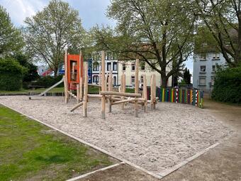 Vergrößerte Ansicht von Der Kinderspielplatz Friedelsheimer Straße wurde 2022 neu gestaltet. Die Aufwertung des Spielplatzes ist maßgeblich durch Bürgerbeteiligung geprägt.