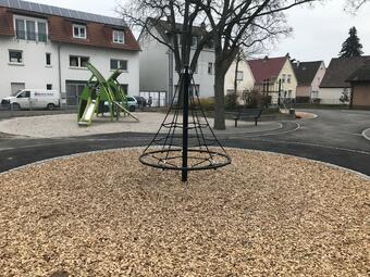 Vergrößerte Ansicht von Der Spielplatz in der Kriegerstraße in Sandhofen wurde 2019 saniert und aufgewertet. Es gibt einen Bereich extra für Kleinkinder, Kletter-Elemente für größere Kinder und für Jugendliche Tischtennis-Platten sowie einen Basketball-Korb. Die Boule-Bahn lädt ohne Altersbeschränkung zum Spaß haben ein, Tische zum Plauschen und Picknicken.