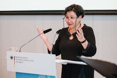 Vergrößerte Ansicht von Gender Award 2023: Zahra Deilami, Gleichstellungsbeauftragte der Stadt Mannheim