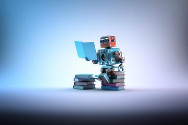 Vergrößerte Ansicht von Roboter auf Bücherstapeln sitzend