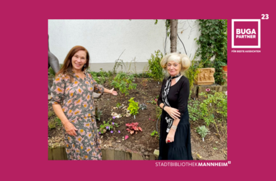 Vergrößerte Ansicht von Foto von Daniela Flörsheim und Marianne Pitzen. Sie stehen vor einem Beet mit Blumen und Pflanzen.