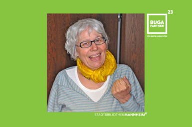 Vergrößerte Ansicht von Foto von Mechthild Goetze-Hillebrand. Sie trägt einen gelben Schal und lacht.