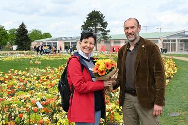 Vergrößerte Ansicht von Die 100.000ste BUGA-23-Besucherin Martina Büchert wurde von BUGA-23-Geschäftsführer Michael Schnellbach mit einem Blumenstrauß überrascht.