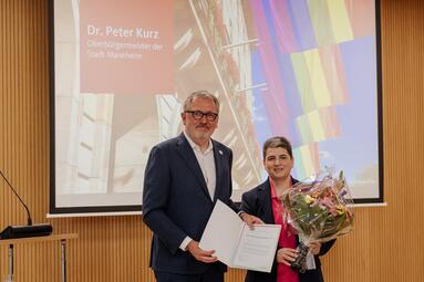 Vergrößerte Ansicht von Vertretend für den Wirtschaftsweiber e. V. nahm Kerstin Rätz (Leiterin der Regionalgruppe Rhein-Neckar der Wirtschaftsweiber) die Urkunde von Oberbürgermeister Dr. Peter Kurz entgegen.