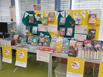 Vergrößerte Ansicht von Medienausstellung mit Kinder- und Jugendbüchern in der Kinder- und Jugendbibliothek Mannheim