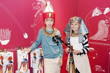 Vergrößerte Ansicht von Zwei Kinder als Pharaonen verkleidet