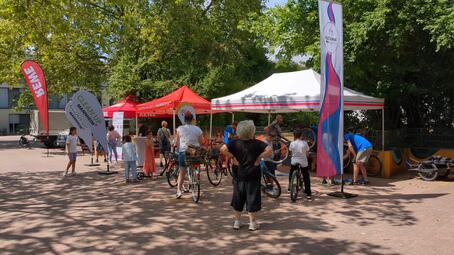 Vergrößerte Ansicht von Das Foto zeigt die Stände der Unterstützer*innen der Reinigungsaktion im Herzogenried.