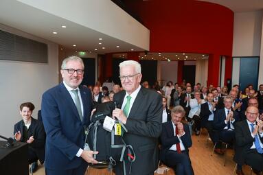 Vergrößerte Ansicht von  Kretschmann verabschiedet Peter Kurz als Städtetagspräsident
