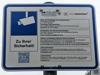 Vergrößerte Ansicht von Hinweisschild Videoschutz in Mannheim