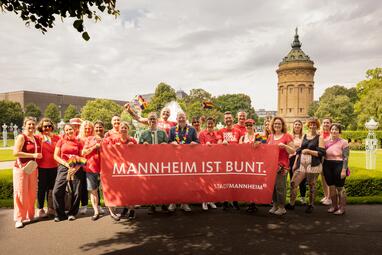 Vergrößerte Ansicht von Oberbürgermeister Christian Specht und Bürgermeister Dirk Grunert mit der städtischen Fußgruppe unter dem Motto „Mannheim ist bunt“ beim CSD Rhein-Neckar 2023