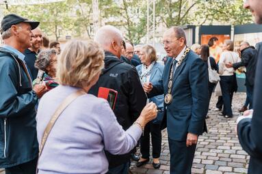 Vergrößerte Ansicht von Oberbürgermeister Christian Specht im Gespräch mit Bürgerinnen und Bürgern bei der Amtseinführung auf dem Toulonplatz