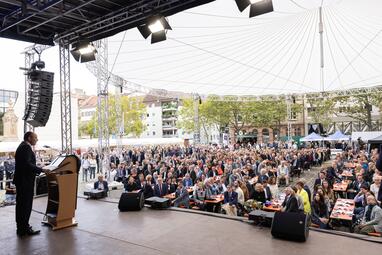 Vergrößerte Ansicht von Oberbürgermeister Christian Specht bei seiner Antrittsrede im Rahmen der Amtseinführung auf dem Toulonplatz.