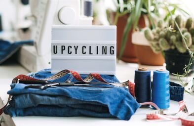 Vergrößerte Ansicht von Upcycling-Schild auf Kleidung