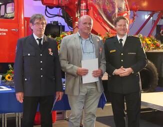 Vergrößerte Ansicht von Für 50 Jahre Feuerwehrdienst geehrt: Kommandant Thomas Näther mit den Jubilaren Hartmut Erny und Rudolf Götz.