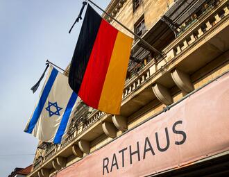 Vergrößerte Ansicht von Rathaus Mannheim mit Deutschland Fahne und Israelischer Flagge