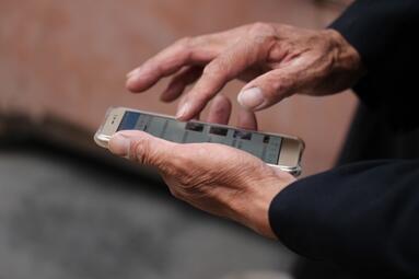 Vergrößerte Ansicht von Person hält Smartphone in der Hand