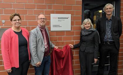 Vergrößerte Ansicht von Enthüllung Namensschild