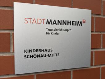 Vergrößerte Ansicht von Namensschild Schönau-Mitte