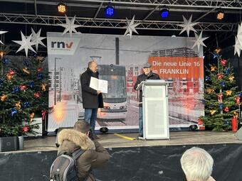 Vergrößerte Ansicht von Übergabe des Förderbescheids