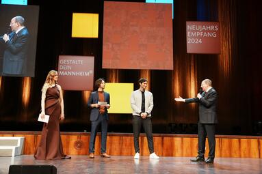 Vergrößerte Ansicht von Neujahrsempfang 2024: OB Specht mit dem ehemaligen Handball-Nationalspieler Uwe Gensheimer sowie dem Moderationsduo des Neujahrsempfangs